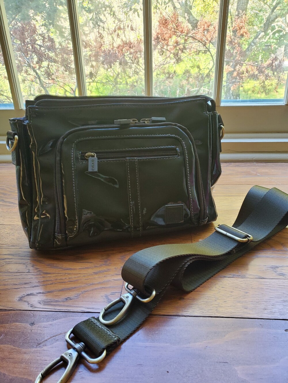 Ihkwio Men's Olive Green Crossbody Bag with Adjustable Strap
